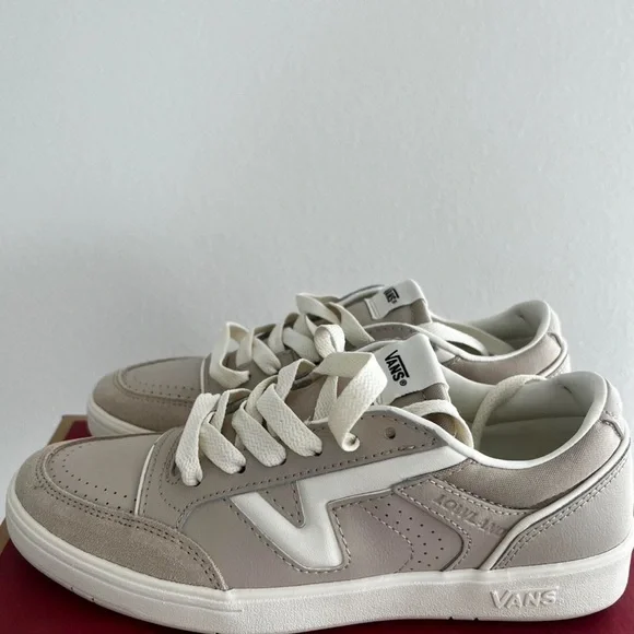 VANS - Picture 1 of 3